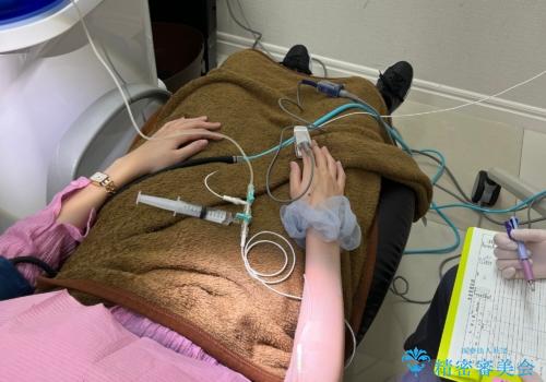 リラックス麻酔下で行う親知らず抜歯の治療中