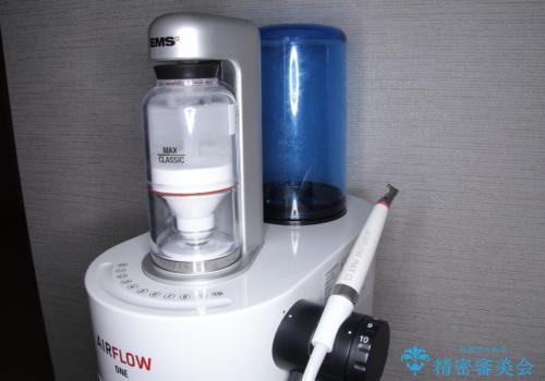 セラミックを付ける前にエアフローで綺麗ににクリーニングの治療中